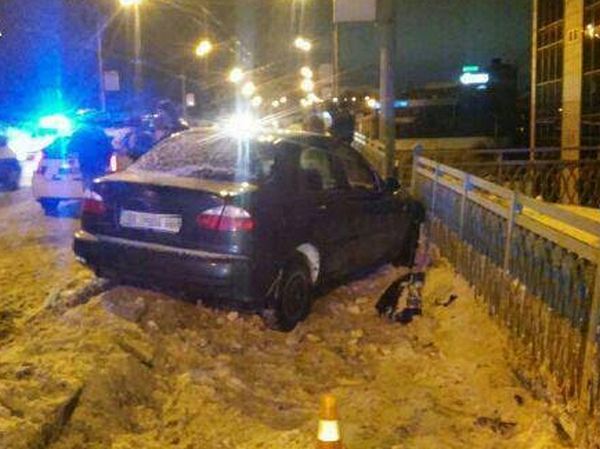 16-летняя нетрезвая ровенчанка вместе с подружками угнали престижный Hummer, на котором и попали в ДТП (фото)