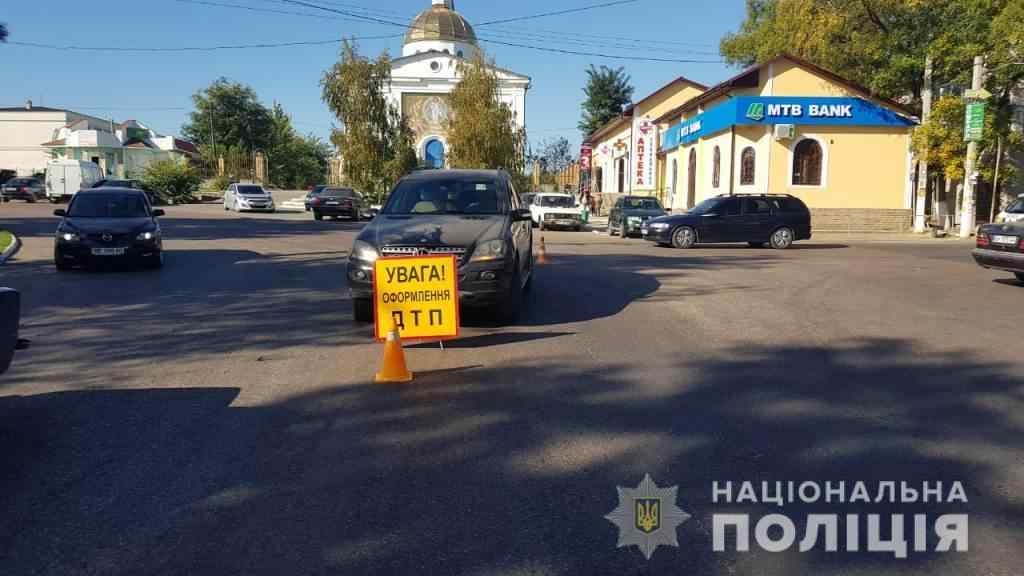 ДТП под Одессой: женщина налетела на Mercedes, отскочила и сбила телом мужа