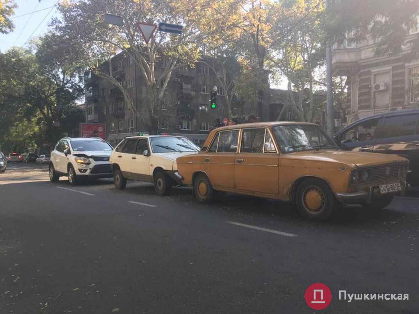 ДТП в центре Одессы: три автомобиля выстроились в «паровозик» и спровоцировали пробку. Фото