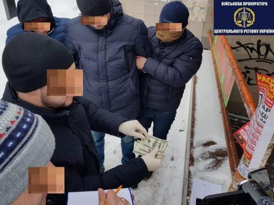 Двое главных государственных инспекторов таможни попались на взятке