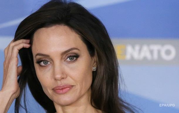 Джоли потеряла сознание и попала в больницу - СМИ