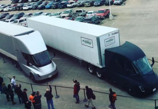 Электрогрузовики Tesla Semi впервые совершили коммерческий рейс