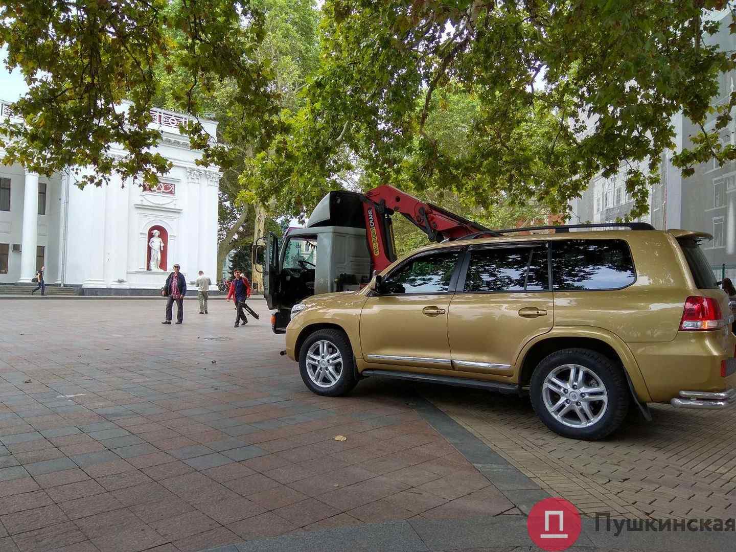 «Гений» парковки: эвакуатор забрал автомобиль автохама, который припарковался прямо на Думской площади. Фото, видео