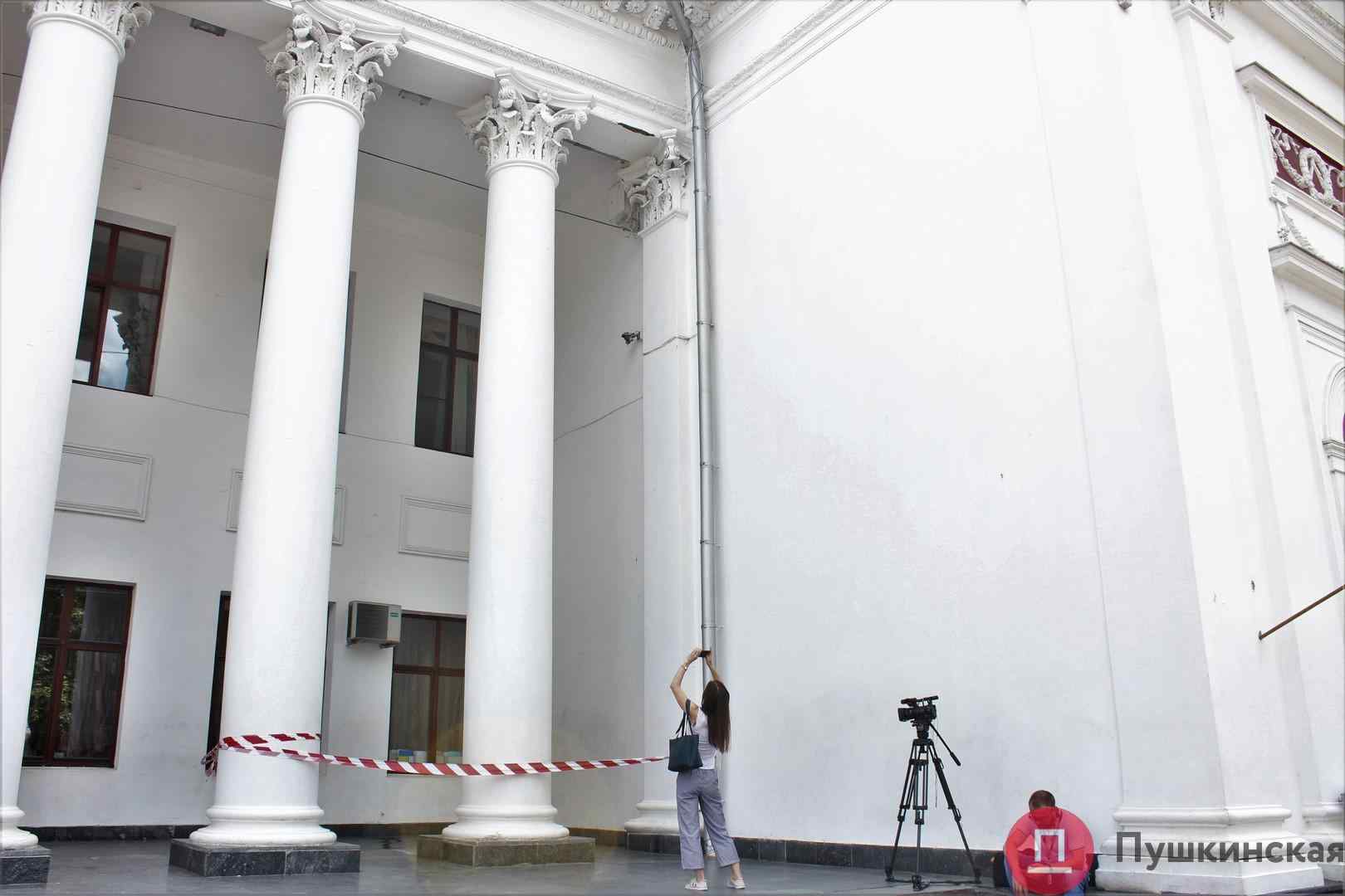 Колоннада здания одесской мэрии осыпается: в горсовете обещают отремонтировать памятник архитектуры ко дню города. Фото