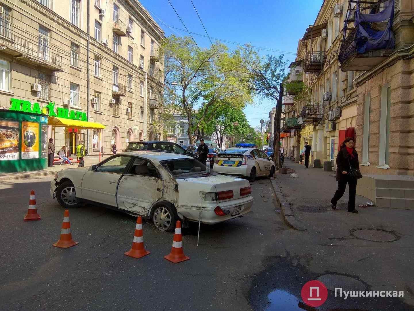 Лужи крови и пробки: в центре Одессы автомобиль врезался в дерево. Фото