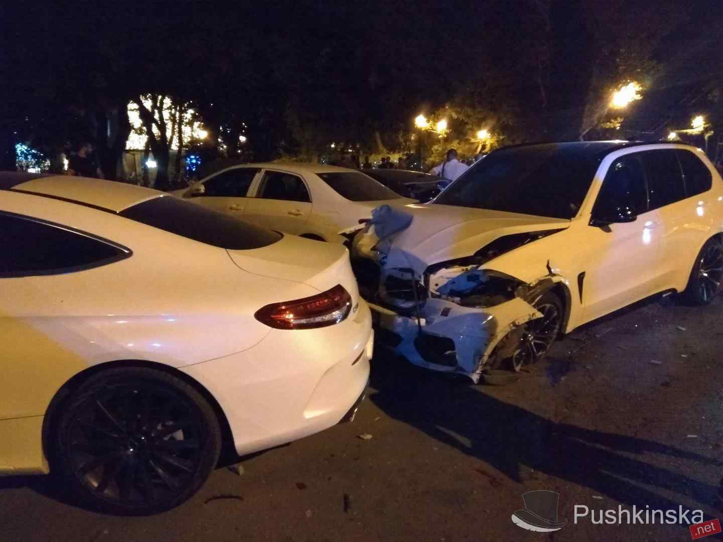 Масштабное ДТП на проспекте Шевченко: шесть автомобилей, три мусорных бака и одна пострадавшая. Фото, видео