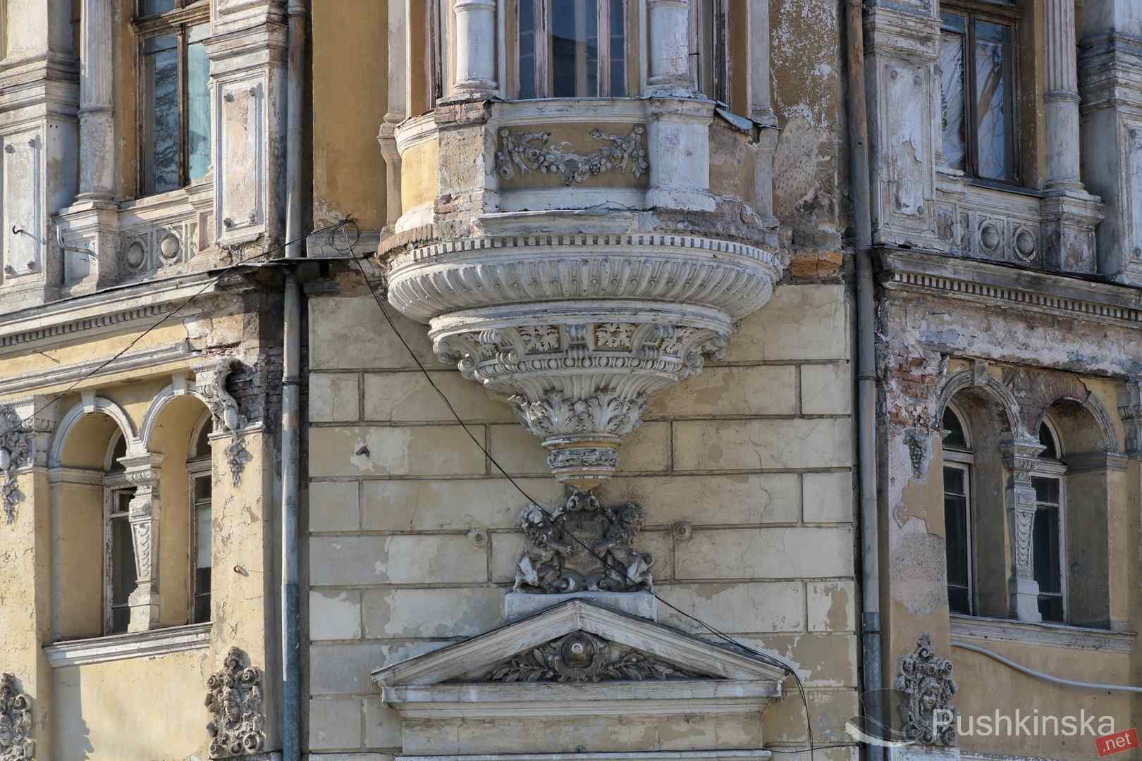 Мэрия так и не приступила к ремонту опасных фасадов в центре Одессы - винят бывших коллег и чиновников-бюрократов