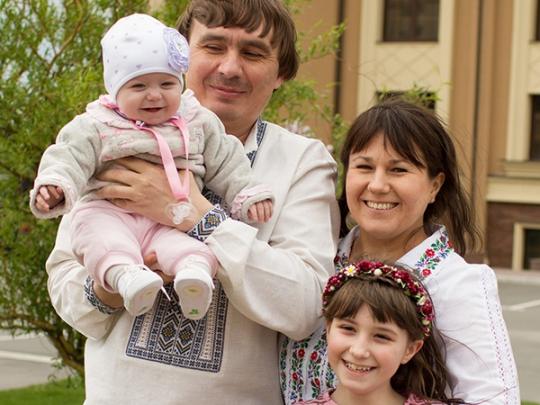 Многодетные родители Сергей и Наталья Гедз наконец отсудили у государства двух младших детей