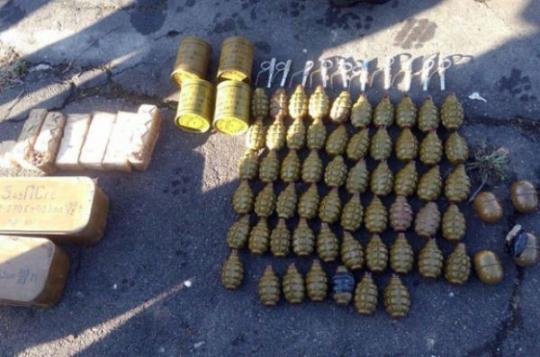 На Донбассе полицейские обнаружили в подвале крупный схрон боеприпасов