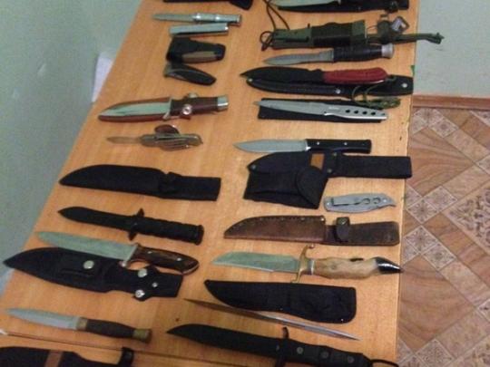 На границе с Молдовой задержали украинца с 27 ножами и стартовым пистолетом