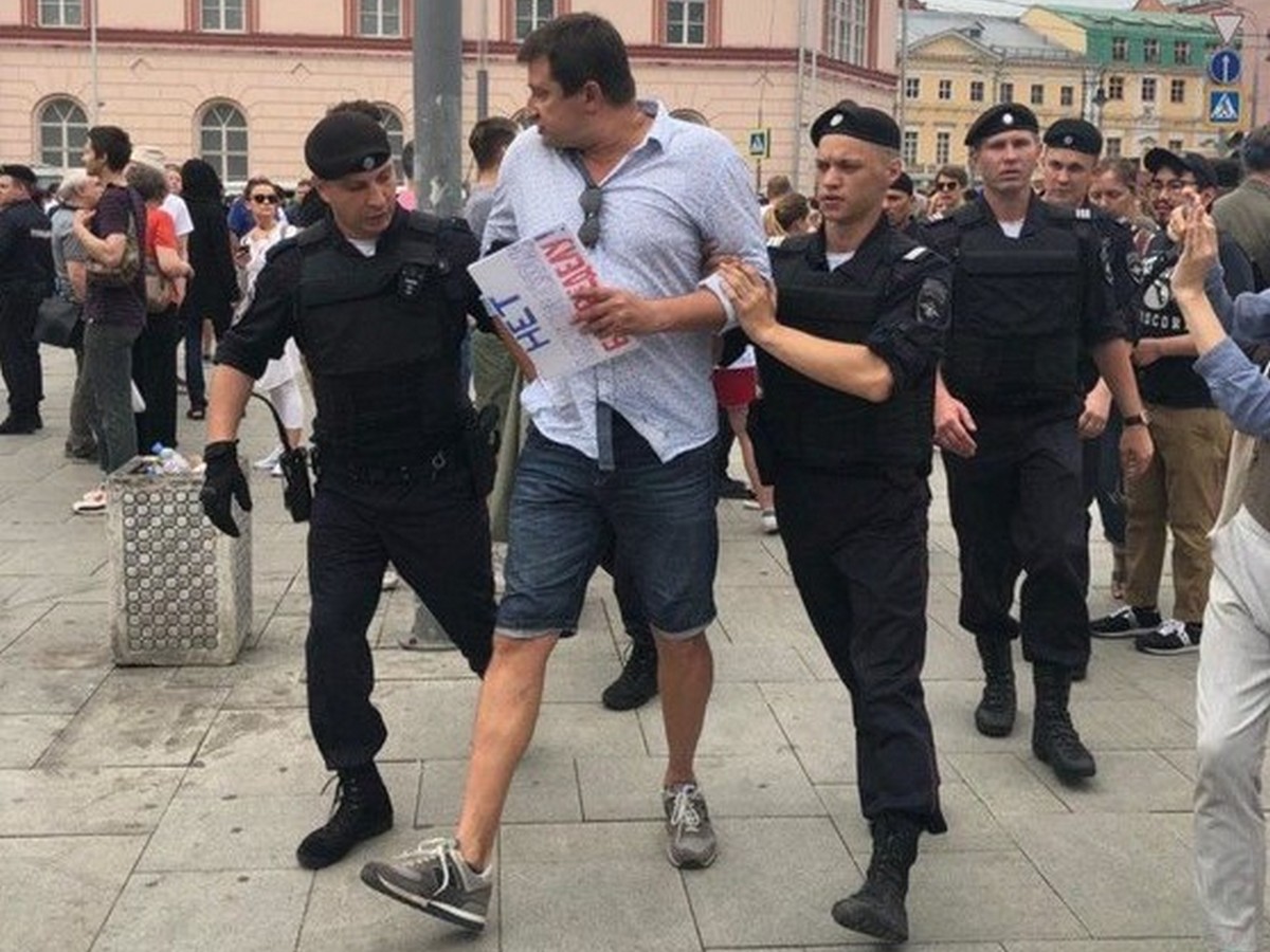 На марше в Москве задержали Навального и сотню других россиян, в том числе журналистов (фото, видео)