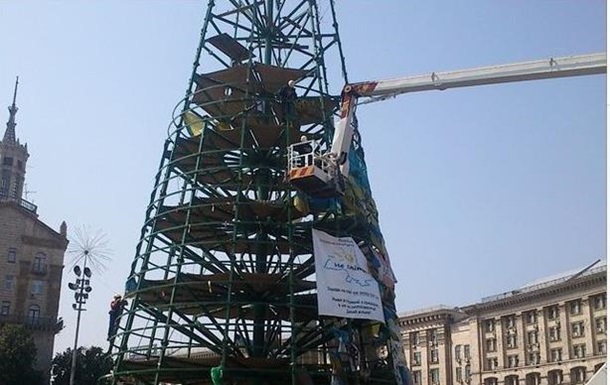 На Майдане начали разбирать елку