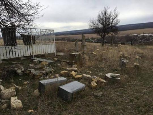 На Одесщине вандалы разгромили кладбище (фото)