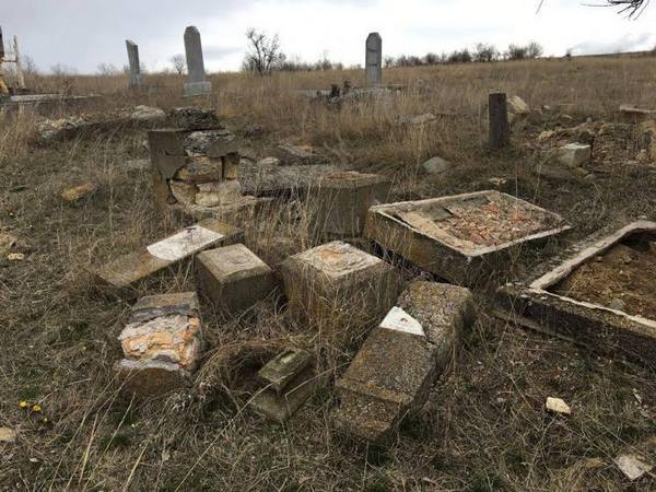 На Одесщине вандалы разгромили кладбище (фото)