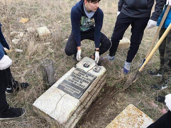 На Одесщине вандалы разгромили кладбище (фото)
