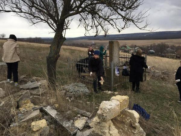 На Одесщине вандалы разгромили кладбище (фото)
