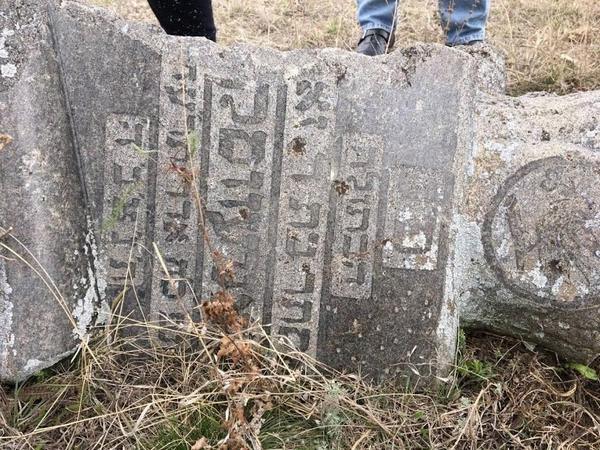 На Одесщине вандалы разгромили кладбище (фото)