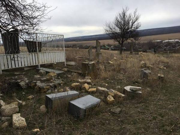 На Одесщине вандалы разгромили кладбище (фото)