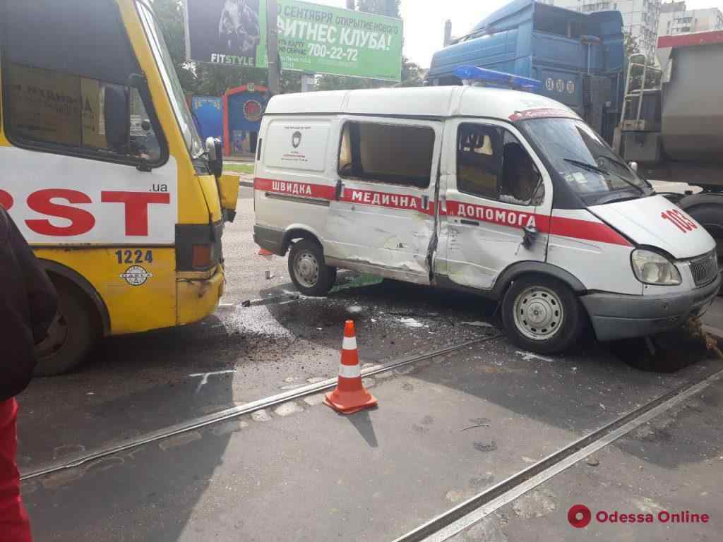 На поселке Котовского маршрутка врезалась в «скорую». Фото