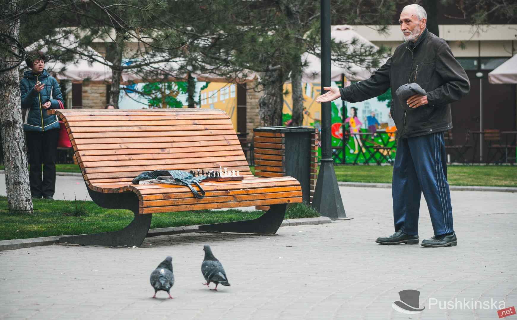 На Старосенной площади пожилой одессит галантно приглашает сыграть с ним в шахматы. Фотофакт