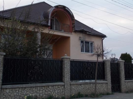 На Закарпатье обстреляли дом бывшего зампрокурора области — СМИ (фото)