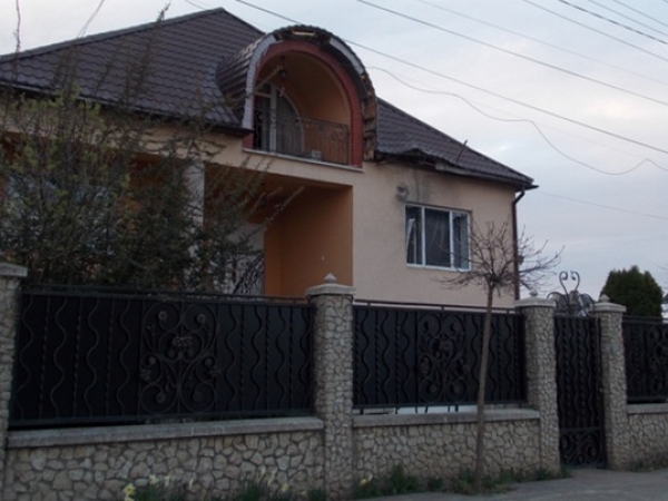 На Закарпатье обстреляли дом бывшего зампрокурора области — СМИ (фото)