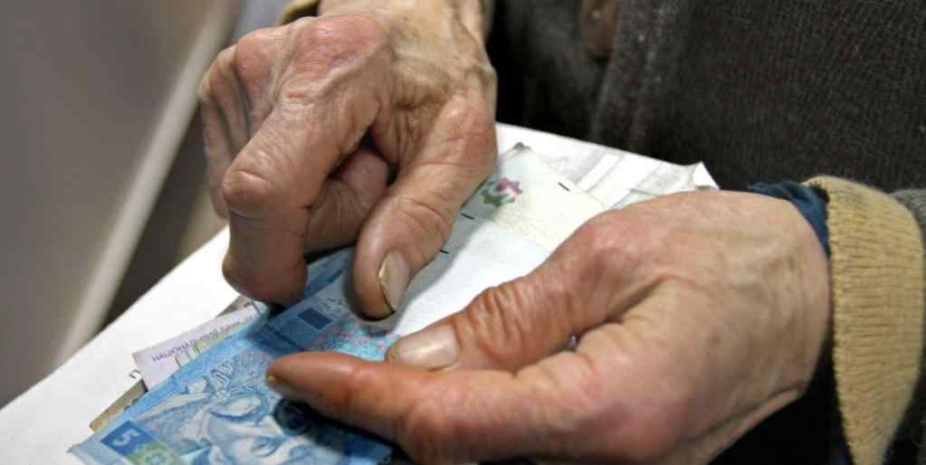 Одесситка обокрала пенсионера, который попросил ее помочь у банкомата