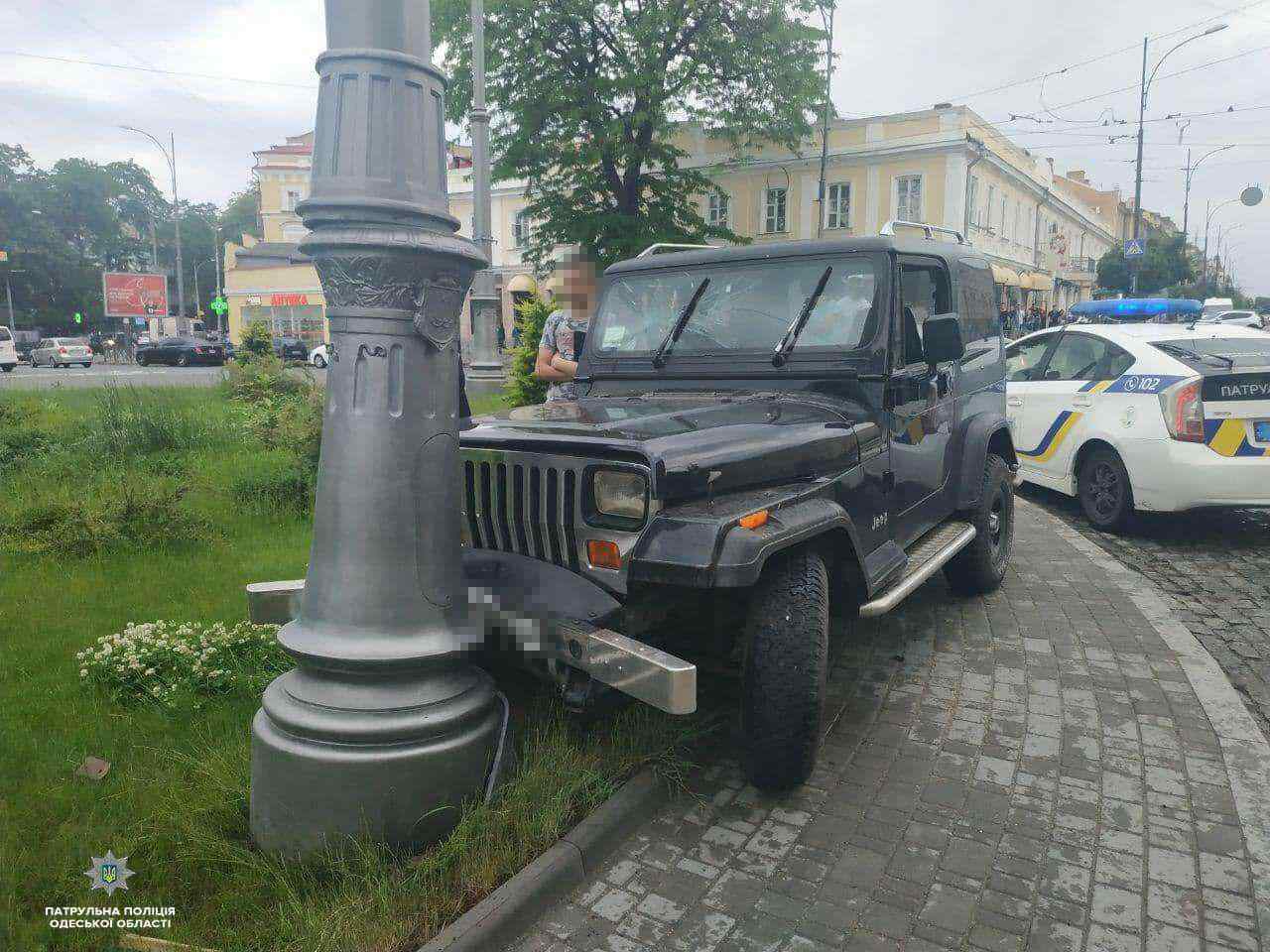 Пьяный мужчина на угнанном автомобиле врезался в столб в центре Одессы. Фото