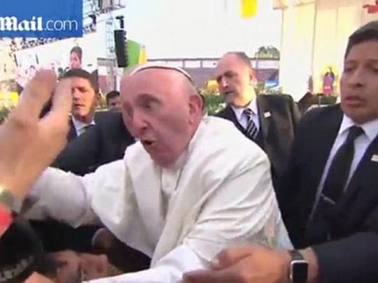 Папа Римский Франциск рассердился на грубого прихожанина (видео)