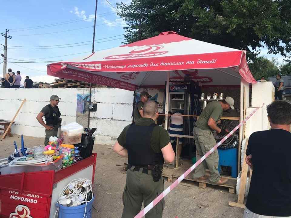 Пляжные страсти в Черноморке: незаконных торговцев снова выгнали, но они вызвали полицию. Фото