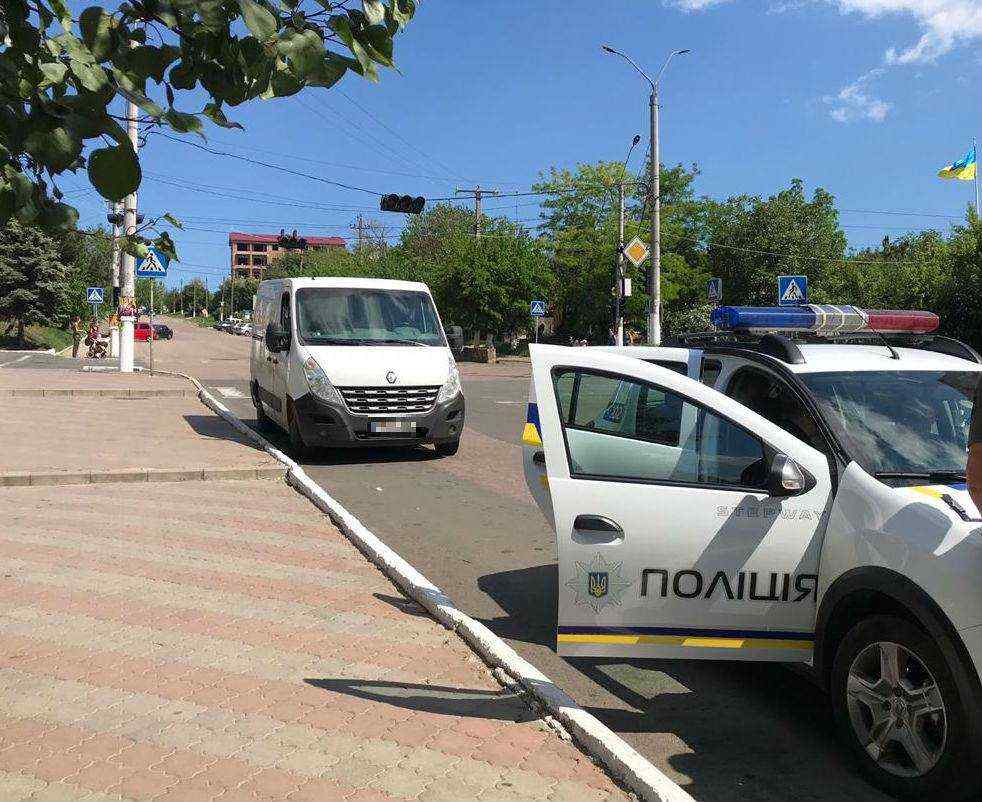 Под Одессой водитель микроавтобуса проехал на «красный» и сбил 8-летнюю девочку, которая переходила дорогу по «зебре»