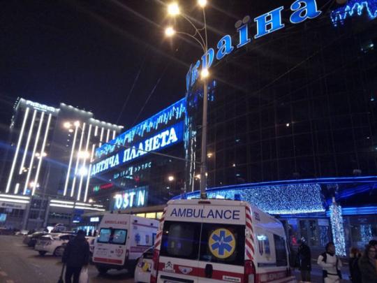 Полиция ищет бомбу в столичном ТРЦ Украина