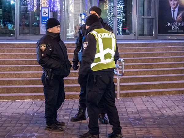 Полиция ищет бомбу в столичном ТРЦ Украина