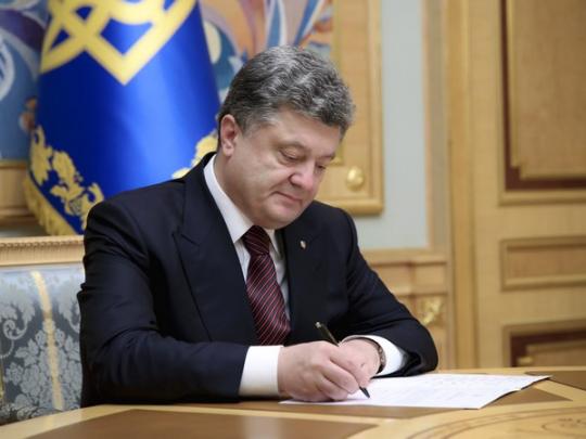 Порошенко написал письмо удерживаемому в России Сущенко (фото)