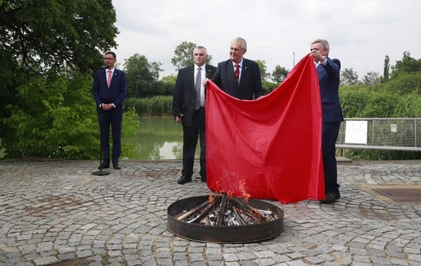 Президент Чехии публично сжег красные трусы