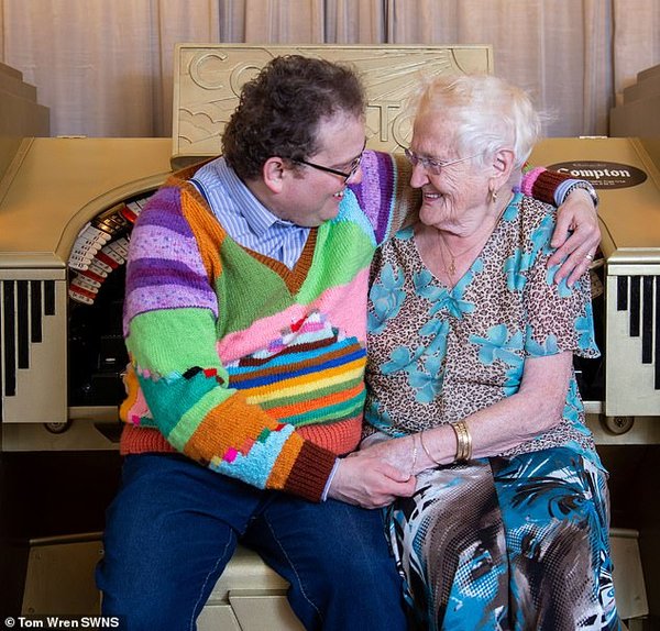 Прогнозам вопреки: 83-летняя британка и ее муж, который на 40 лет моложе, отметили агатовую свадьбу (фото)