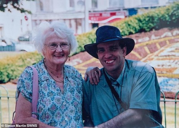 Прогнозам вопреки: 83-летняя британка и ее муж, который на 40 лет моложе, отметили агатовую свадьбу (фото)