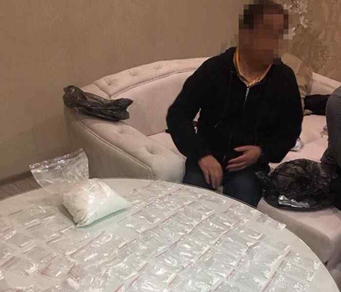 Силовики блокировали в Одессе канал контрабанды психотропных наркотиков. Фото