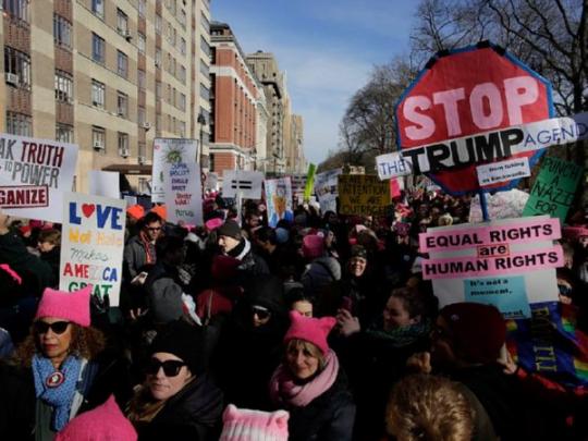 Сотни тысяч американцев вышли на улицы, протестуя против Трампа (фото)
