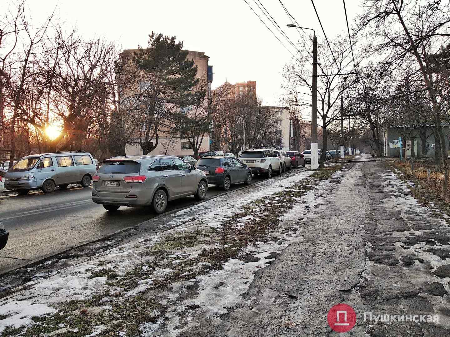 Тротуар вдоль одесского парка отремонтируют, защитив его от «автохамов». Фото
