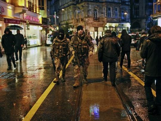 Турецкая полиция распространила фото подозреваемого в нападении на ночной клуб в Стамбуле (фото)