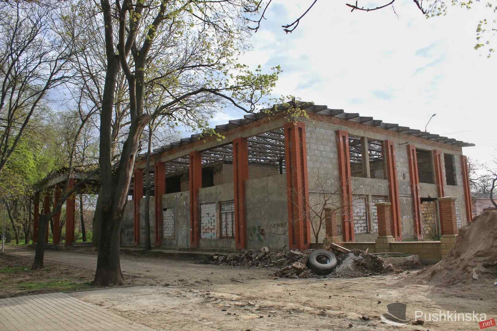 У многолетней «заброшки» в Преображенском парке новый владелец: мэрия хочет выделить ему 10 соток земли