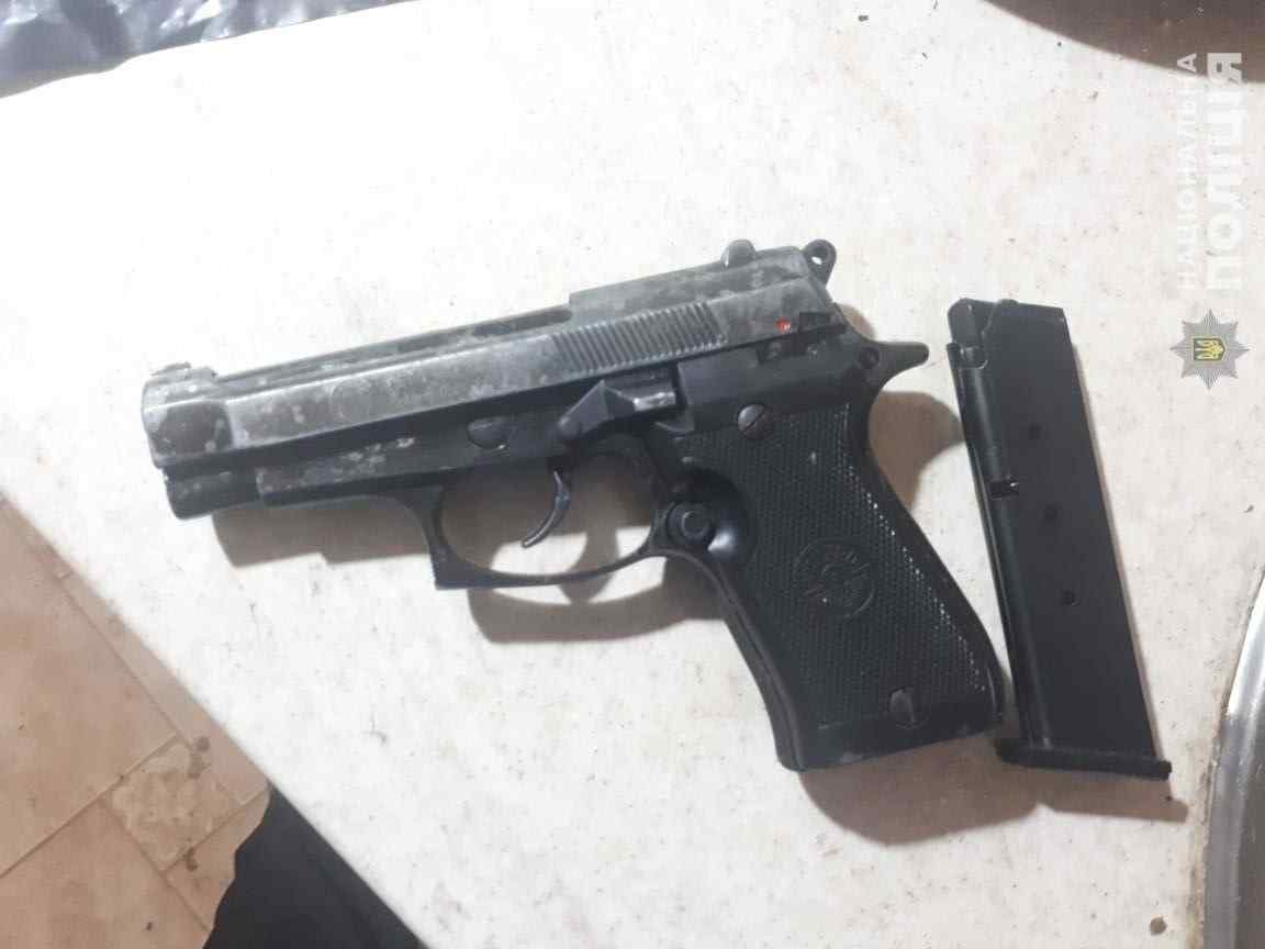 У ранее судимого одессита полицейские нашли пистолет: про оружие рассказала мать мужчины