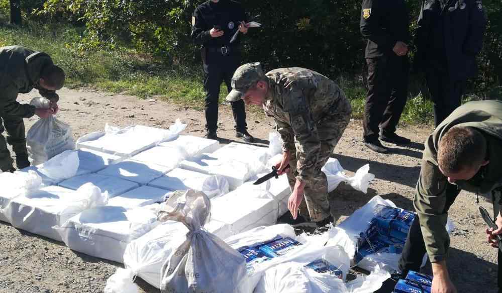 Урожайная ночь пограничников: в Одесской области задержали контрабандистов с 20 ящиками сигарет и 600 литрами поддельного алкоголя. Фото