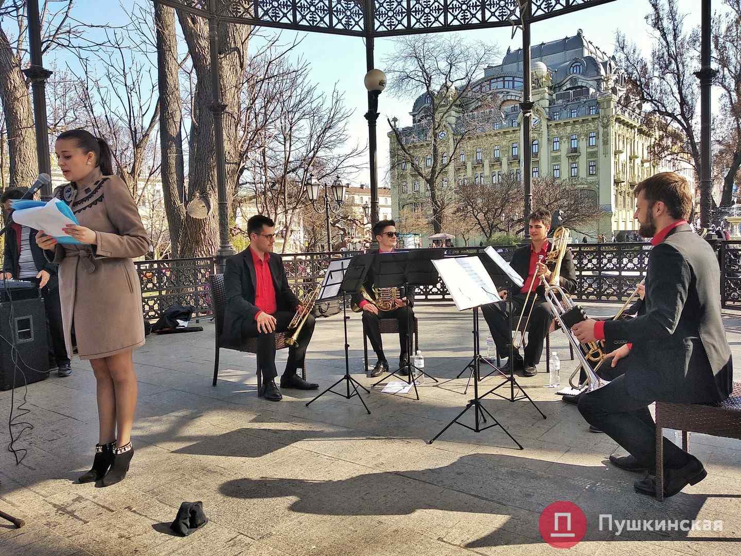 В центре Одессы духовой оркестр из Бельгии устроил концерт под открытым небом. Фото, видео