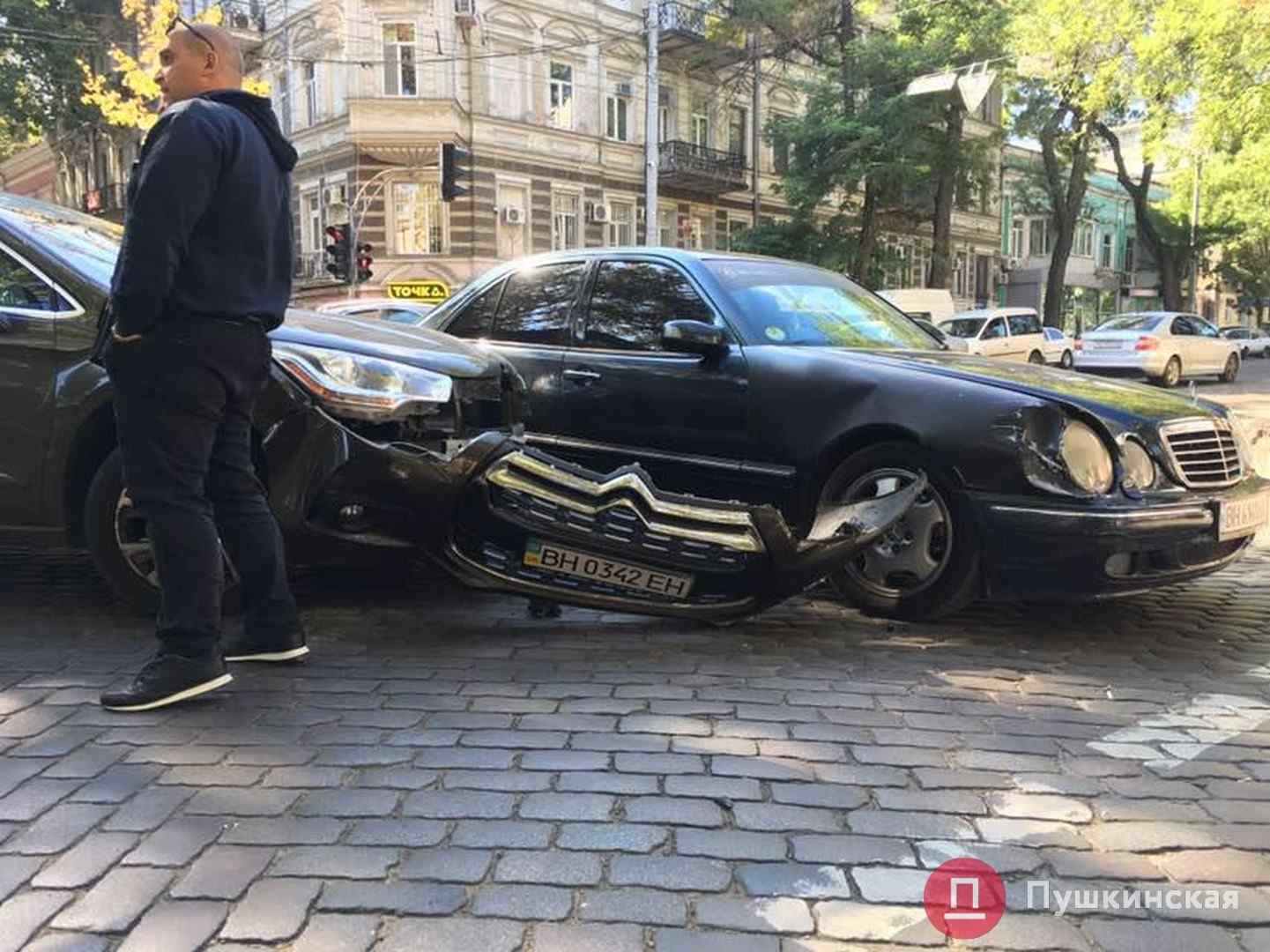В центре Одессы притерлись «Mercedes» и «Citroën». Фото
