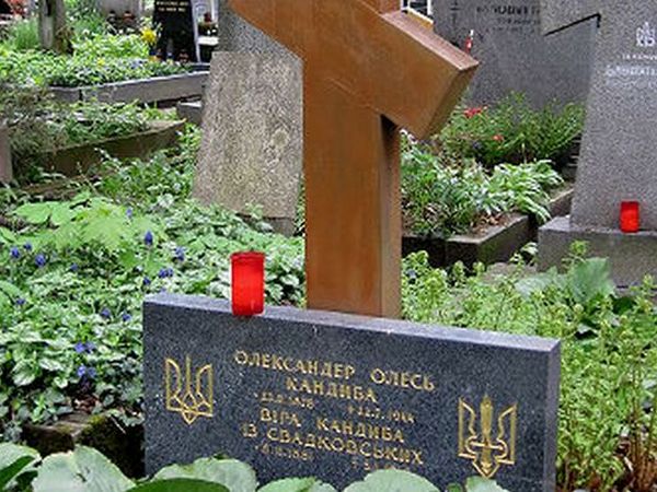 В Чехии эксгумировали останки украинского писателя Александра Олеся
