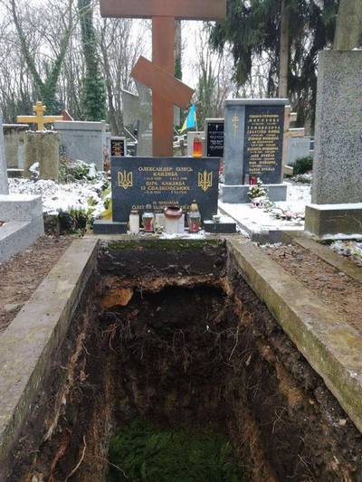 В Чехии эксгумировали останки украинского писателя Александра Олеся