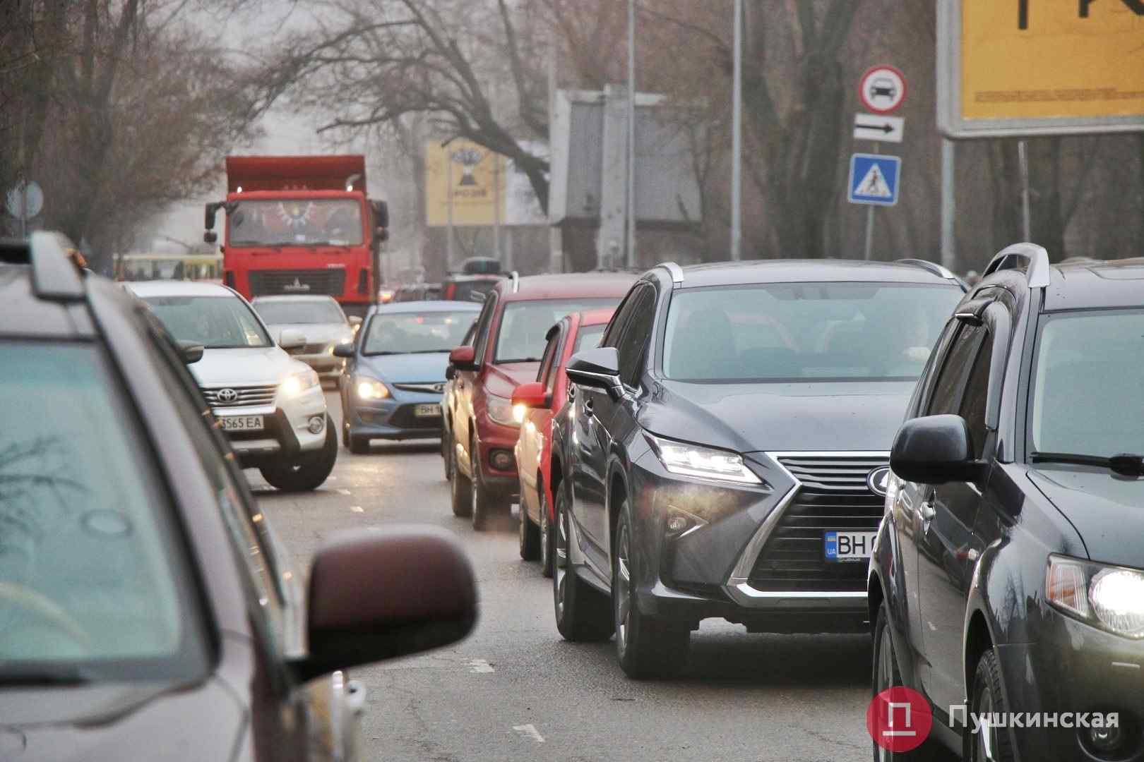 В Черноморск тянется большая пробка - «Жигули» заблокировали проезд. Видео
