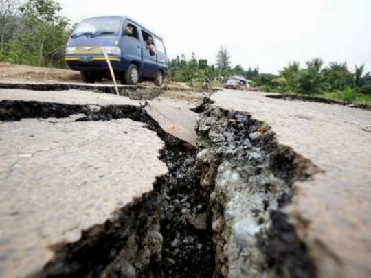 В испанском городе Мелилья несколько небоскребов дали трещины, обрушилась часть фасадов и балконов